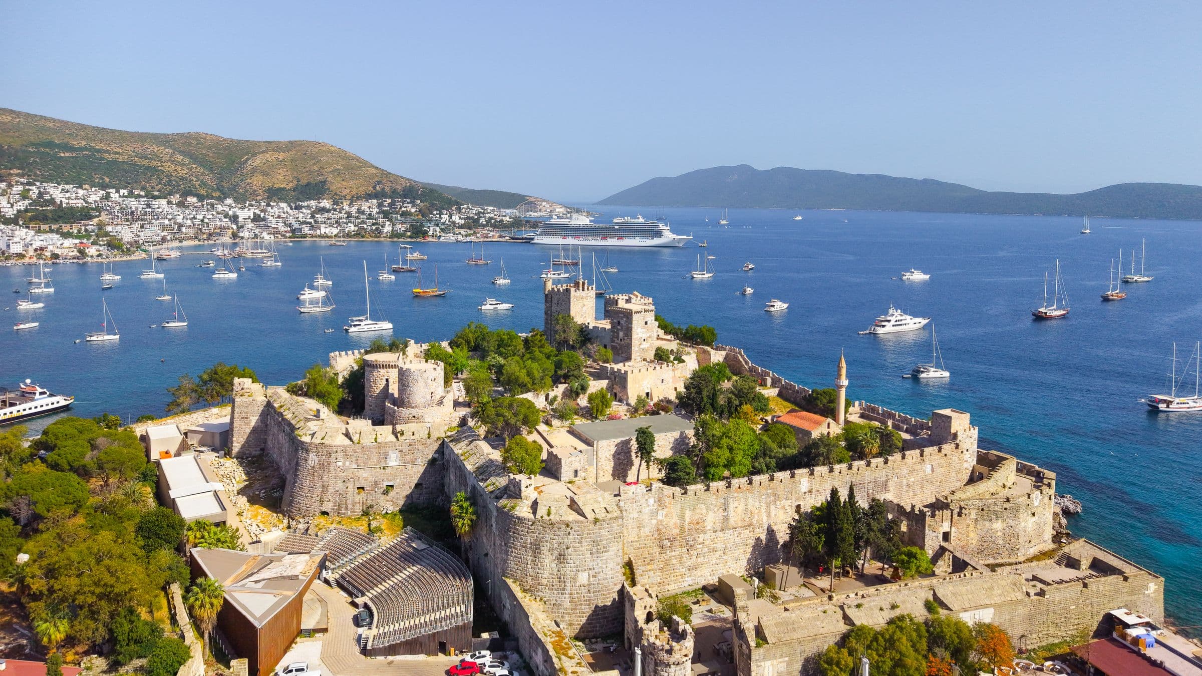Bodrum Kalesi ve marinası, guletler ve yelkenlilerle dolu liman — BodrumBlu Media